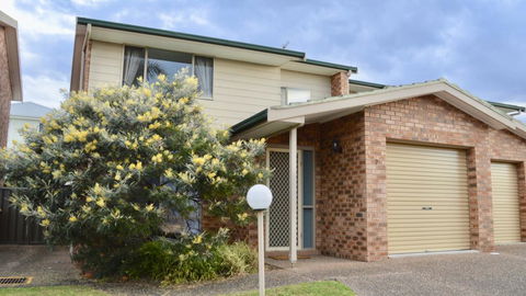 'Lighthouse Palms' - Hobart Tourism 3