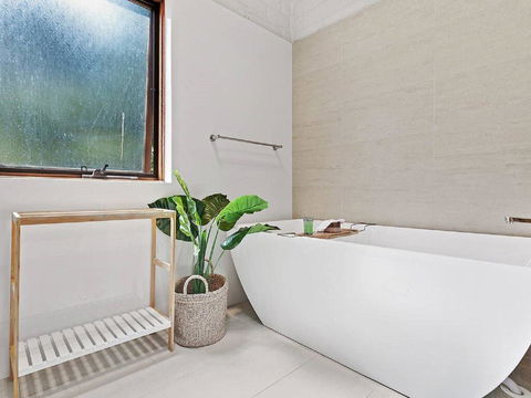 'Nunkeri', 5 Kerrie Close - Stunning House With Fabulous Views, Linen, WIFI & Air Conditioning - Hobart Tourism 2