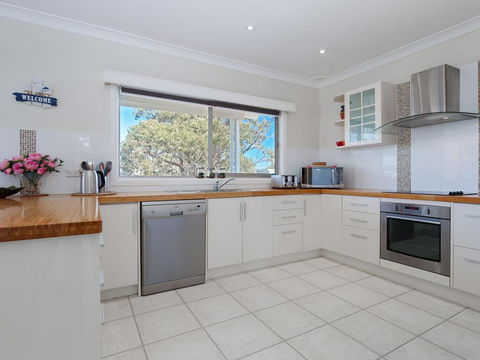 'SeaHaven', 2 Richardson Ave - Large Home With Aircon, Smart TV, WIFI, Netflix & Boat Parking - Tourism TAS 3