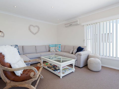 'SeaHaven', 2 Richardson Ave - Large Home With Aircon, Smart TV, WIFI, Netflix & Boat Parking - Tourism TAS 2