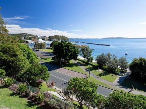 1 'Kiah', 53 Victoria Parade - Stunning Views, Wifi, Aircon, Just Across The Road To The Water - Hobart Tourism 0