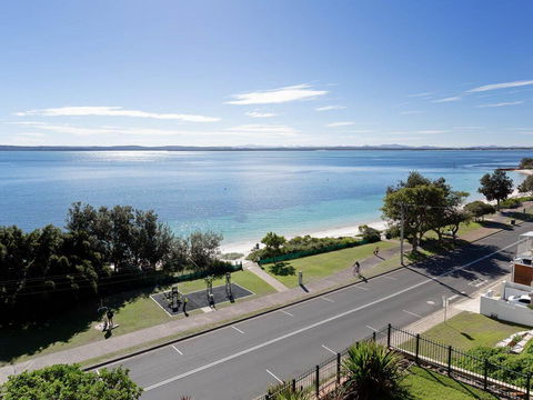 1 'Kiah', 53 Victoria Parade - Stunning Views, Wifi, Aircon, Just Across The Road To The Water - Hobart Tourism 2
