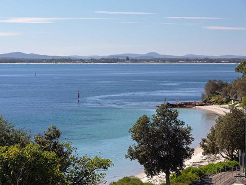 1 'Kiah', 53 Victoria Parade - Stunning Views, Wifi, Aircon, Just Across The Road To The Water - Hobart Tourism 3