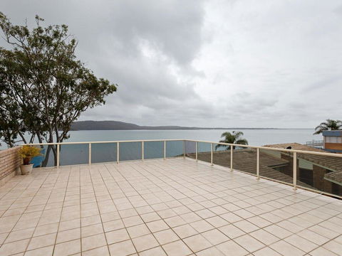 1 'Kooringal', 105 Soldiers Point Road - Waterfront Unit Wth Aircon - Hobart Tourism 0