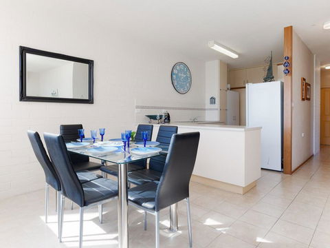 1 'Little Hut', 20 Kurrawa Close - Spectacular Water Views, NBN & Air Conditioned - Hobart Tourism 3