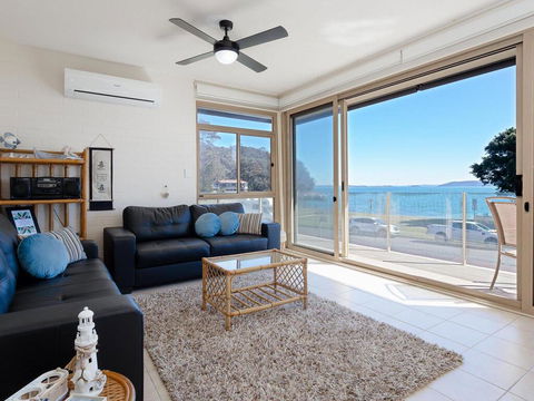 1 'Little Hut', 20 Kurrawa Close - Spectacular Water Views, NBN & Air Conditioned - Hobart Tourism 2