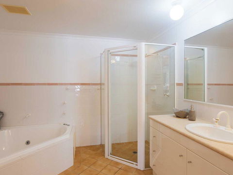 1 'Peninsula Waters', 2-4 Soldiers Point Road - Aircon, Pool & Massive Outdoor Area - Hobart Tourism 2