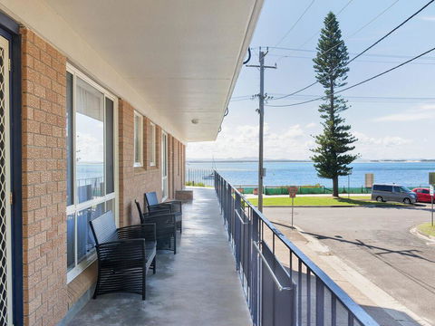 1 'Shoal Towers', 11 Shoal Bay Road - Fantastic Unit Across The Road From Beach - Hobart Tourism 3
