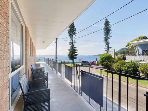 1 'Shoal Towers', 11 Shoal Bay Road - Fantastic Unit Across The Road From Beach - Hobart Tourism 0