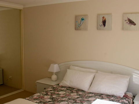 1 'The Clippers' 131 Soldiers Point Road - Fabulous Waterfront Unit - Hobart Tourism 3