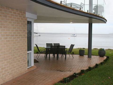 1 'The Clippers' 131 Soldiers Point Road - Fabulous Waterfront Unit - Hobart Tourism 0