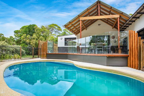 11 Naiad Court - Rainbow Shores, Fantastic Family Retreat, Swimming Pool, 200m To Beach, Free Wi-Fi - Tourism TAS 2