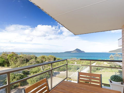 12 'Intrepid' 3 Intrepid Close - Right On The Beachfront - Hobart Tourism 0