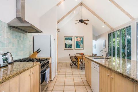 12 Childe Street, Byron Bay - Absolute Belongil Summerhouse - Hobart Tourism 2