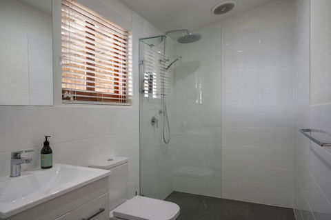 131 Your Vineyard Home In The Heart Of The Vale - Tourism TAS 3
