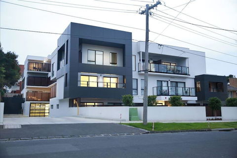 136, Light-filled Homely Box Hill Apt, 2Bed2BathFreeParking - Hobart Tourism 0