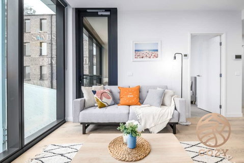 143, Summer Time Freshment In Melbourne Village - Tourism TAS 1