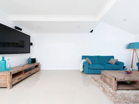 15 'The Moorings', 4 Cromarty Road - Stunning With Water Views & Pool - Hobart Tourism 3