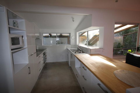 15 Belle Court - Modern, Architect Designed, Open Plan Holiday Home With Outdoor Shower - Hobart Tourism 3
