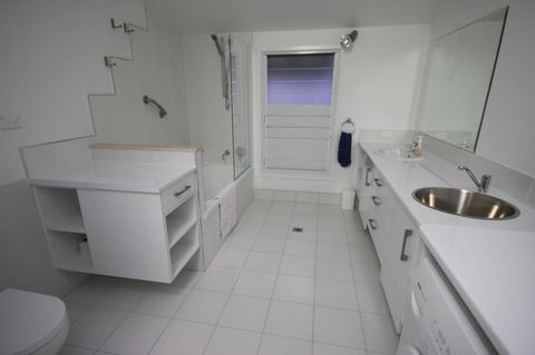 15 Belle Court - Modern, Architect Designed, Open Plan Holiday Home With Outdoor Shower - Hobart Tourism 2