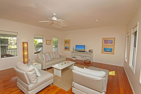 16 Beachway Pde, Marcoola: Linen Incl, WiFi, Pet Friendly, A/Cond. 500 BOND - Tourism TAS 3