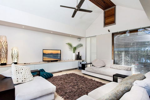 18A Childe Street, Belongil Beach - Belongil Beach Pavilion House - Hobart Tourism 3