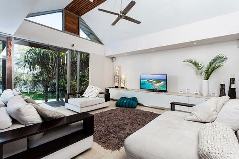 18A Childe Street, Belongil Beach - Belongil Beach Pavilion House - Hobart Tourism 0