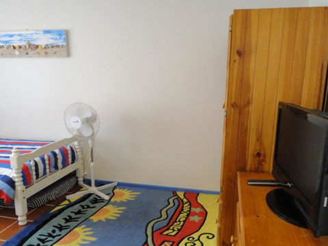 2 'Copacabana', 61 Sandy Point Road - Cute Unit With Water Views From The Balcony - Hobart Tourism 2