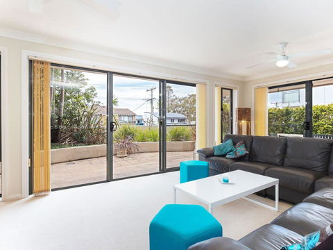 2 'Peninsula Waters' - Three Bedroom Unit With Spacious Private Courtyard & WIFI - Hobart Tourism 2