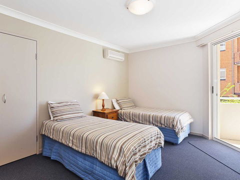 2 'Seashells' 21-23 Magnus Street - Pool , Lift , Aircon - Hobart Tourism 1