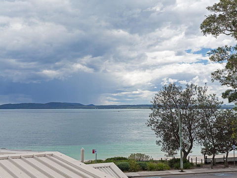 2 'Sunnie Belle' 3 Victoria Parade- Water Views Over Nelson Bay Foreshore - Hobart Tourism 0