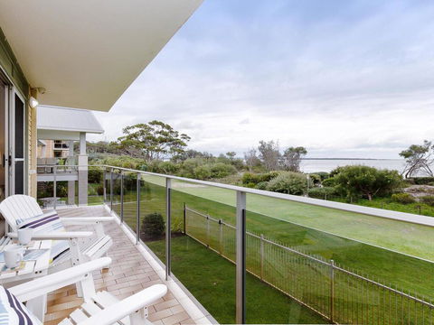 2 'The Helm' 22 Voyager Cl - Stunning Waterfront Unit With Air Conditioning - Hobart Tourism 0