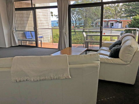 2 'Villa Ellisa', 8-10 Columbia Cl - Beautiful Water Views & Directly Across To Little Beach - Hobart Tourism 2