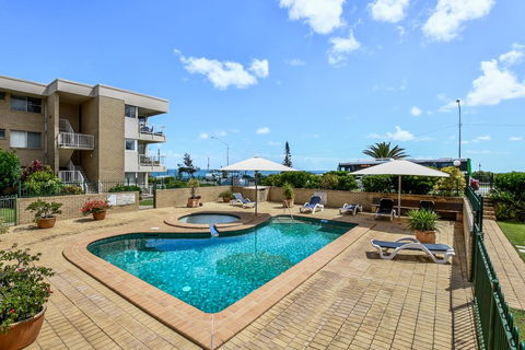 2 Bedroom Top Floor Unit - Ocean Views And Pool - Tourism TAS 3