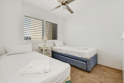 2 Bedroom Top Floor Unit - Ocean Views And Pool - Tourism TAS 1