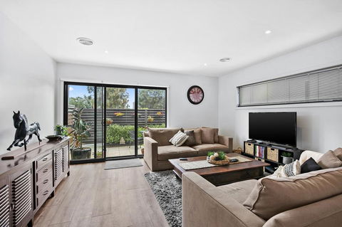2 Bedroom Townhouse - Family & Corporate Bookings Only - Hobart Tourism 1