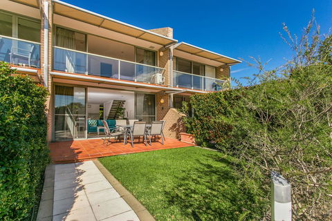 2 James Cook Apartments - Hobart Tourism 3