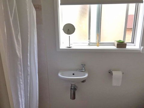 2/10 Catalina Close - Walk To Shoal Bay Beach - Hobart Tourism 3