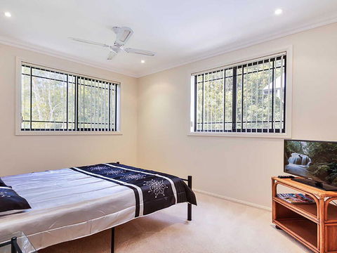 2/11a Christmas Bush Avenue - Fantastic Townhouse Close To Dutchies Beach - Hobart Tourism 2