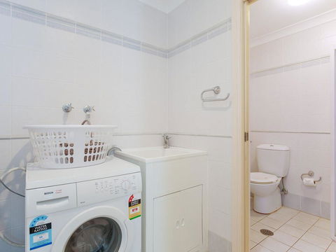 2/141A Soldiers Point Road - Large Waterfront Duplex Across From The Bowling Club - Hobart Tourism 3