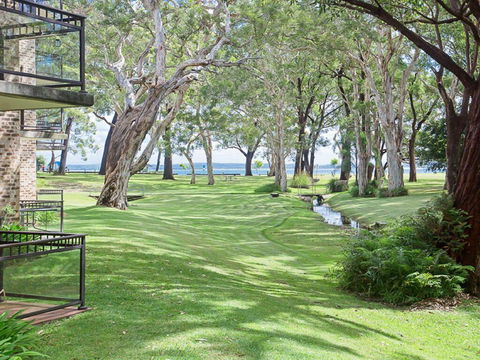 23 'Bay Parklands', 2 Gowrie Avenue - Little Beach, Air Con, Pool & Tennis Court - Hobart Tourism 0