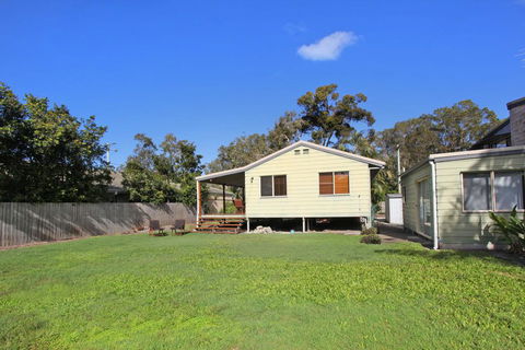 24 Sundew Street, Mudjimba - 500 Bond - Pet Friendly, Linen Supplied, WIFI, Air Cond. - Tourism TAS 1