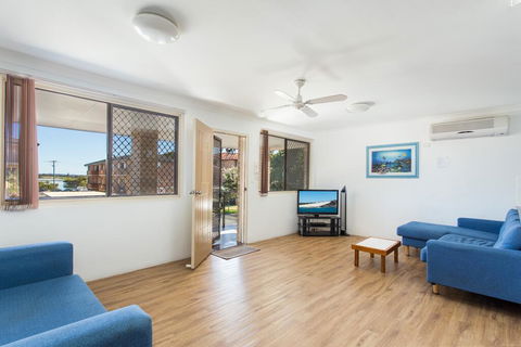 26 Wallis View - Opposite The Lake - 3 Bedroom Apartment - Sleeps 8 - Hobart Tourism 1