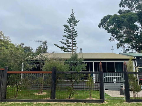 BLACK DUCK SHACK -Dog Friendly -Red Rocks Beach - Hobart Tourism 1