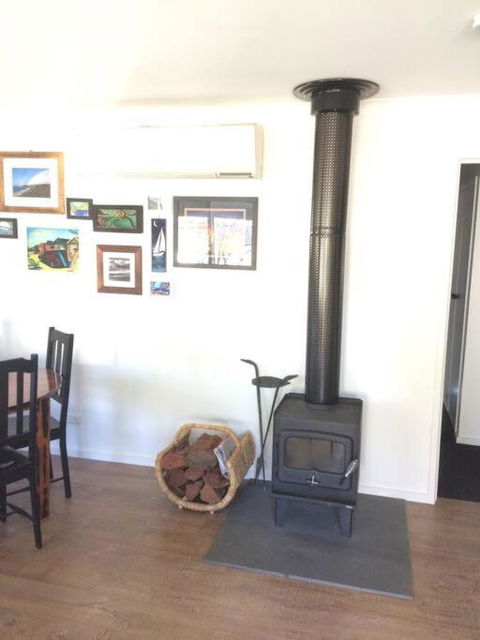 BLACK DUCK SHACK -Dog Friendly -Red Rocks Beach - Hobart Tourism 4