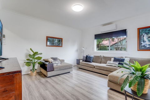 Bright And Airy Cosy Cottage, Close To Town - Hobart Tourism 3