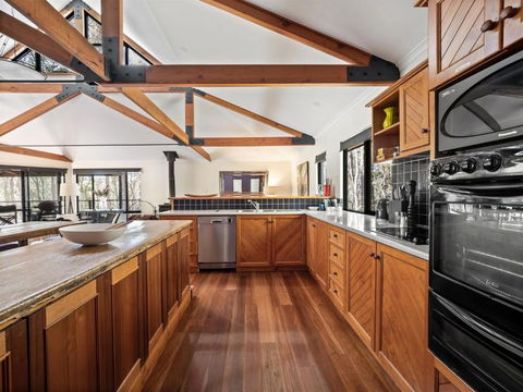 Calistoga Chalet - Luxury Among The Trees - Hobart Tourism 3