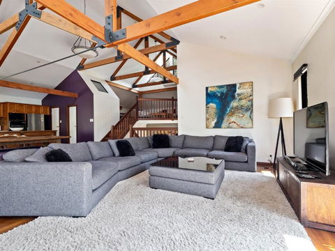 Calistoga Chalet - Luxury Among The Trees - Hobart Tourism 4