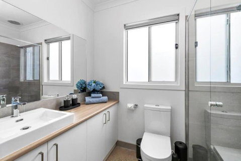 CASA EMEC- PETS WELCOME Luxury, Aircon, Walk To The Shops And Beach! Outdoor Shower And Garage Parking - Tourism TAS 2
