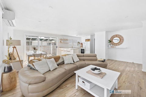 Castaway, Cowes Beach House - Hobart Tourism 0